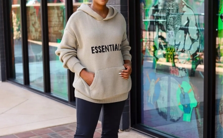 Essentials Hoodie A Staple in Modern Streetwear Fashion